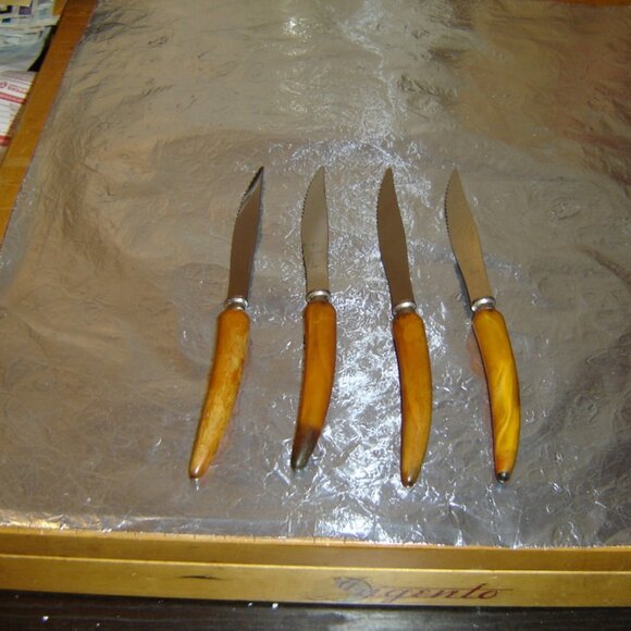 Set of 4 vintage Bakelite Sheffield steak knives VGU - Picture 4 of 4